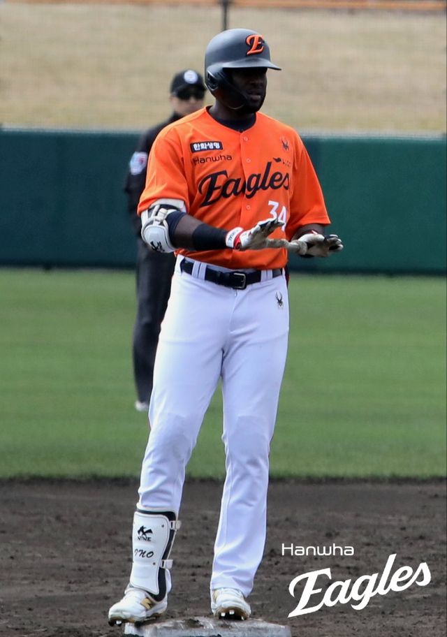 한화 이글스 외국인 타자 플로리얼이 25일 일본 오키나와의 킨 타운 베이스볼 스타디움에서 열린 KIA 타이거즈와의 연습경기에서 결승 2타점 2루타를 기록했다. 한화는 이날 4-1로 이겼다. 지난 23일 일본프로야구(NPB) 지바 롯데 마린스전 2-4 패배의 아쉬움을 씻어냈다. 한화는 이날 '이적생' 엄상백이 선발투수로 등판, 2이닝 1실점으로 나쁘지 않은 투구를 보여줬다. 게임 초반 투구 밸런스가 잡히지 않은 모습이었지만 빠르게 안정을 찾았다. 플로리얼은 결승 2타점 적시타를 쳐내면서 수비, 주루는 물론 타격까지 매서운 솜씨를 뽐내고 2025 시즌에 대한 기대감을 높였다. 사진 한화 이글스