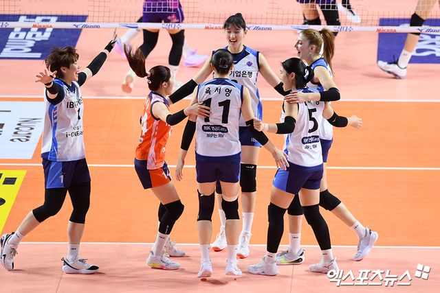 25일 오후 인천 부평구 삼산월드체육관에서 열린 ‘도드람 2024-2025 V-리그’ 흥국생명과 IBK기업은행의 경기, 기업은행 선수들이 득점한 뒤 기뻐하고 있다. 인천, 고아라 기자