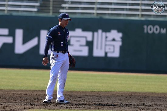 두산 베어스 이승엽 감독이 젊은 야수들의 더 큰 분발을 요구했다. 내야수 오명진이 지난 24일 요미우리 2군전에서 수비에 임하고 있다. 두산 베어스