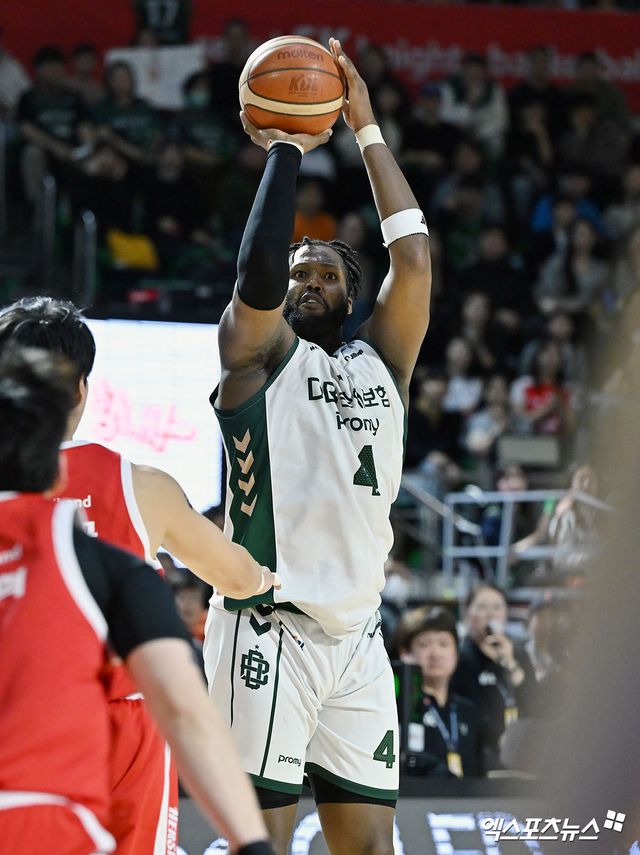 DB 외국인 선수 카터(사진, 4번)는 부정맥 시술을 받은 오누아쿠 대체 선수로 DB에 복귀했다. 팀을 떠난 지 한 달도 되지 않아 다시 한 번 DB 유니폼을 입는다. 엑스포츠뉴스 DB