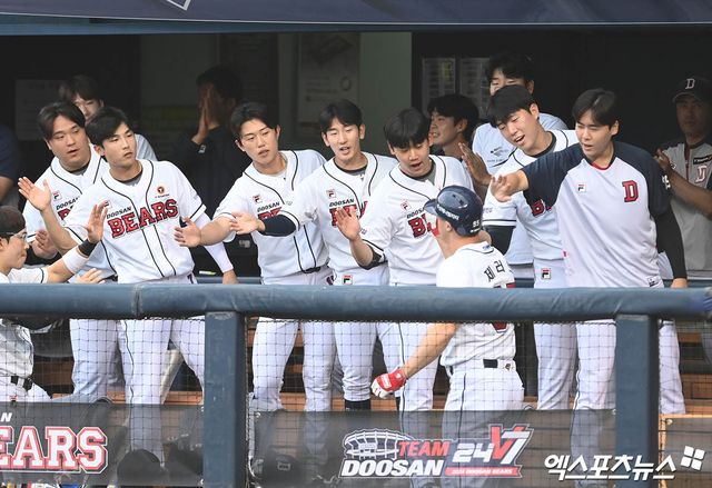 8일 오후 서울 송파구 잠실야구장에서 열린 '2024 신한 SOL Bank KBO리그' LG 트윈스와 두산 베어스의 경기, 1회말 2사 두산 제러드가 LG 선발투수 에르난데스 상대로 솔로 홈런을 때려낸 뒤 더그아웃에서 동료들과 하이파이브를 나누고 있다. 엑스포츠뉴스 DB