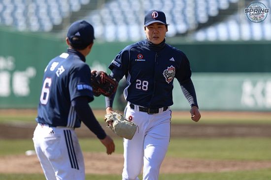 두산 베어스 투수 최승용이 지난 24일 일본 미야자키 선마린 스타디움에서 열린 요미우리 2군전에 등판해 2이닝 무실점 투구를 펼쳤다. 두산 베어스