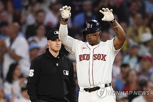 다저스는 최근 보스턴 3루수 데버스 영입에 관심을 표현했다. 보스턴 생활에 불만을 느끼고 있는 그가 실제 유니폼을 갈아입을지 많은 관심이 쏠리고 있다. 연합뉴스 AFP