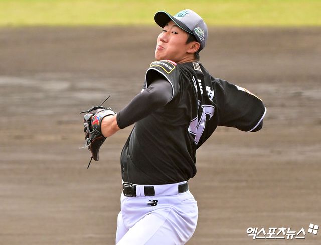 KT 위즈 신인 투수 김동현이 26일 일본 오키나와 고친다 구장에서 열린 스프링캠프 한화 이글스와의 연습경기에 선발 등판해 역투하고 있다. 일본 오키나와, 김한준 기자