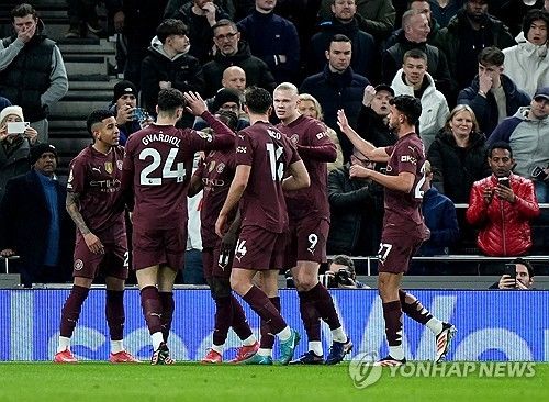 손흥민이 후반 교체 출전했으나 토트넘 홋스퍼의 패배를 막지 못했다. 27일(한국시간) 맨체스터 시티와의 경기에서 후반 22분 교체 투입된 손흥민은 브레넌 존슨의 패스를 받아 골문 앞 슈팅을 때렸으나 골키퍼 선방에 막히며 침묵했다. 토트넘은 전반 12분 엘링 홀란에게 결승골을 내주고 0-1로 패했다. 연합뉴스