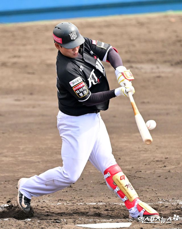 KT 위즈 포수 강현우가 26일 일본 오키나와 고친다 구장에서 열린 스프링캠프 연습경기 한화 이글스전에서 타격하고 있다. 일본 오키나와, 김한준 기자