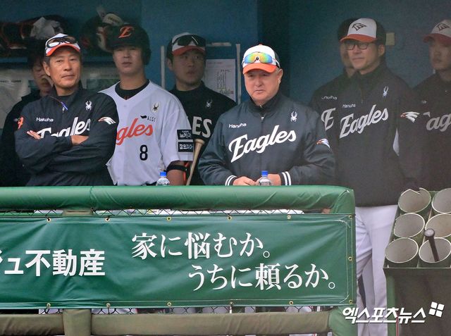 23일 오후 일본 오키나와 이토만 니시자키 야구장에서 열린 한화 이글스와 지바 롯데 마린스의 연습경기, 한화 김경문 감독이 경기를 지켜보고 있다. 일본 오키나와, 김한준 기자