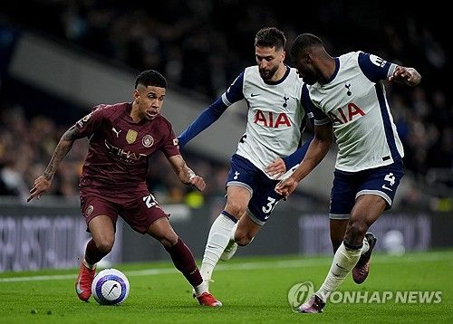 손흥민이 후반 교체 출전했으나 토트넘 홋스퍼의 패배를 막지 못했다. 27일(한국시간) 맨체스터 시티와의 경기에서 후반 22분 교체 투입된 손흥민은 브레넌 존슨의 패스를 받아 골문 앞 슈팅을 때렸으나 골키퍼 선방에 막히며 침묵했다. 토트넘은 전반 12분 엘링 홀란에게 결승골을 내주고 0-1로 패했다. 연합뉴스