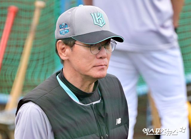KT 위즈 이강철 감독이 26일 일본 오키나와 고친다 구장에서 한화 이글스와 연습경기를 앞두고 선수들의 훈련을 지켜보고 있다. 일본 오키나와, 김한준 기자