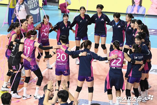 25일 오후 인천 부평구 삼산월드체육관에서 열린 ‘도드람 2024-2025 V-리그’ 흥국생명과 IBK기업은행의 경기, 흥국생명이 세트스코어 3:1(25:14 18:25 25:20 25:21)로 승리를 거뒀다. 이날 경기를 승리로 마친 흥국생명 선수들이 기뻐하고 있다. 엑스포츠뉴스 DB