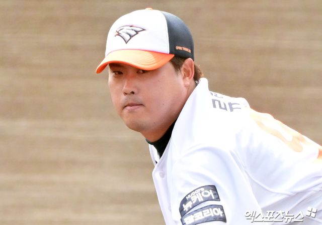 26일 오후 일본 오키나와 고친다 구장에서 열린 KT 위즈와 한화 이글스의 연습경기, 1회초 한화 선발투수 류현진이 공을 힘차게 던지고 있다. 일본 오키나와, 김한준 기자