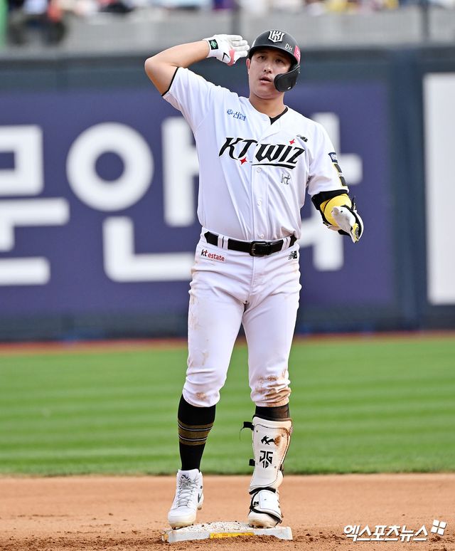 KT 위즈 황재균이 지난해 정규시즌 경기 도중 세리머니하고 있다. 엑스포츠뉴스 DB