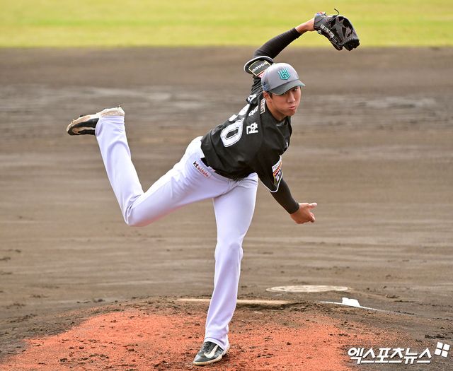 KT 위즈 신인 투수 김동현이 26일 일본 오키나와 고친다 구장에서 열린 스프링캠프 한화 이글스와의 연습경기에 선발 등판해 역투하고 있다. 일본 오키나와, 김한준 기자