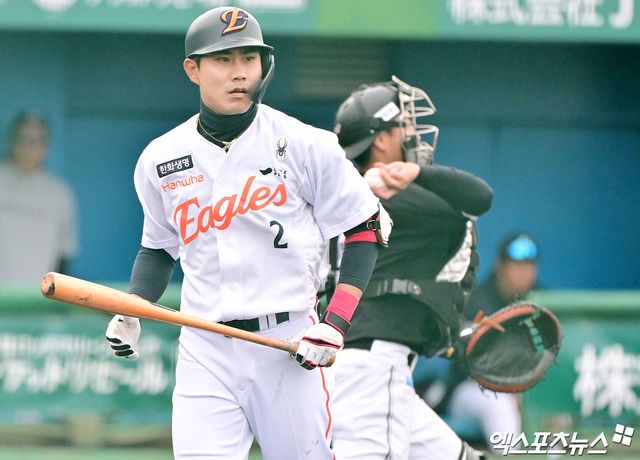 23일 오후 일본 오키나와 이토만 니시자키 야구장에서 열린 한화 이글스와 지바 롯데 마린스의 연습경기, 3회초 1사 한화 심우준이 헛스윙 삼진을 당한 후 아쉬워하고 있다. 일본 오키나와, 김한준 기자