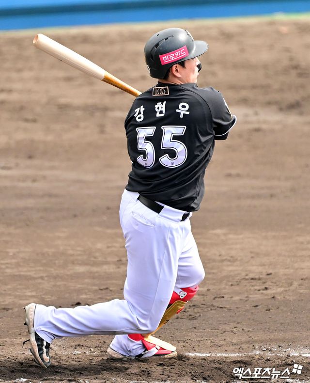 KT 위즈 포수 강현우가 26일 일본 오키나와 고친다 구장에서 열린 스프링캠프 연습경기 한화 이글스전에서 타격하고 있다. 일본 오키나와, 김한준 기자