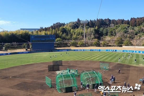 롯데 자이언츠와 소프트뱅크 호크스의 구춘대회 첫 경기가 열리는 아이비구장. 미야자키, 김근한 기자