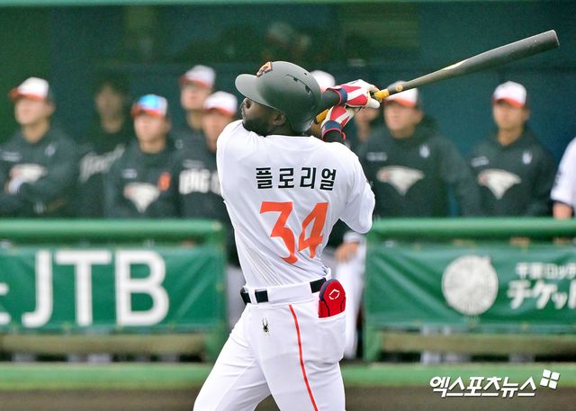 23일 오후 일본 오키나와 이토만 니시자키 야구장에서 열린 한화 이글스와 지바 롯데 마린스의 연습경기, 1회초 1사 한화 플로리얼이 타격에 임하고 있다. 일본 오키나와, 김한준 기자