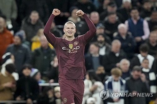 손흥민이 후반 교체 출전했으나 토트넘 홋스퍼의 패배를 막지 못했다. 27일(한국시간) 맨체스터 시티와의 경기에서 후반 22분 교체 투입된 손흥민은 브레넌 존슨의 패스를 받아 골문 앞 슈팅을 때렸으나 골키퍼 선방에 막히며 침묵했다. 토트넘은 전반 12분 엘링 홀란에게 결승골을 내주고 0-1로 패했다. 연합뉴스