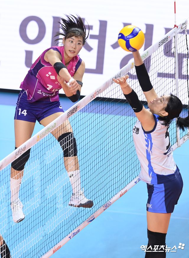 25일 오후 인천 부평구 삼산월드체육관에서 열린 ‘도드람 2024-2025 V-리그’ 흥국생명과 IBK기업은행의 경기, 흥국생명 정윤주가 공격을 시도하고 있다. 엑스포츠뉴스 DB