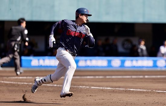 롯데 자이언츠가 26일 일본 미야자키 아이비구장에서 소프트뱅크 호크스를 꺾고 구춘대회 첫 승을 거뒀다. 롯데 자이언츠 