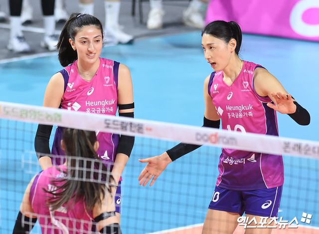 25일 오후 인천 부평구 삼산월드체육관에서 열린 ‘도드람 2024-2025 V-리그’ 흥국생명과 IBK기업은행의 경기, 흥국생명 투트쿠, 김연경이 실점한뒤 서로를 격려하고 있다. 엑스포츠뉴스 DB