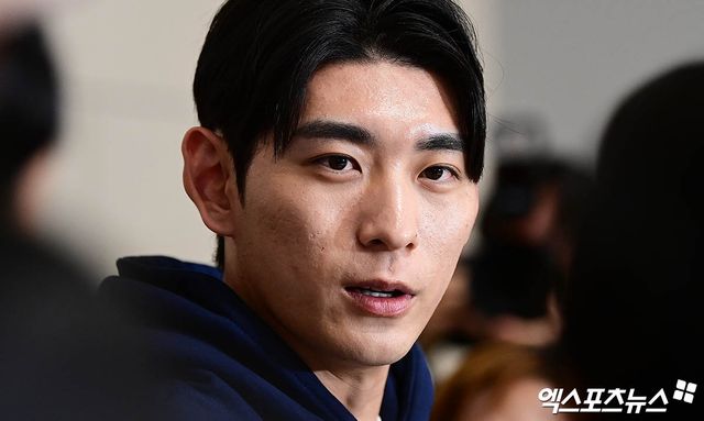 미국프로야구 메이저리그(MLB) 샌프란시스코 자이언츠 소속 이정후가 새 시즌을 준비하기 위해 13일 오후 인천국제공항을 통해 미국으로 출국했다. 이정후가 출국장에서 취재진과 인터뷰를 나누고 있다. 엑스포츠뉴스DB