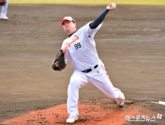 26일 오후 일본 오키나와 고친다 구장에서 열린 KT 위즈와 한화 이글스의 연습경기, 1회초 한화 선발투수 류현진이 공을 힘차게 던지고 있다. 일본 오키나와, 김한준 기자