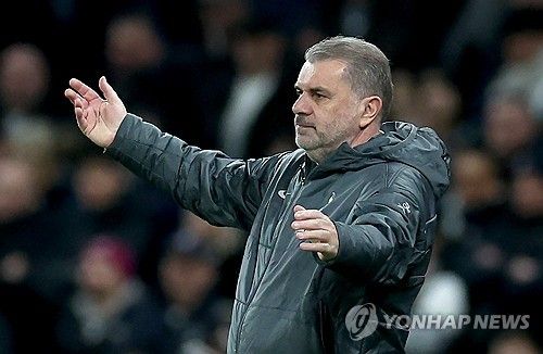 손흥민이 후반 교체 출전했으나 토트넘 홋스퍼의 패배를 막지 못했다. 27일(한국시간) 맨체스터 시티와의 경기에서 후반 22분 교체 투입된 손흥민은 브레넌 존슨의 패스를 받아 골문 앞 슈팅을 때렸으나 골키퍼 선방에 막히며 침묵했다. 토트넘은 전반 12분 엘링 홀란에게 결승골을 내주고 0-1로 패했다. 연합뉴스