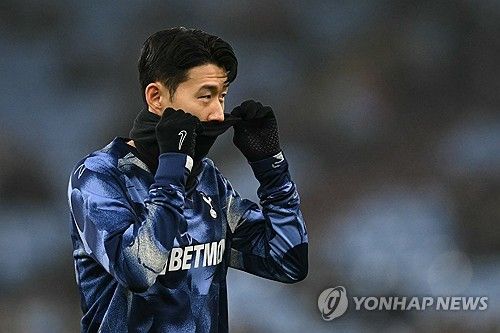 손흥민이 사우디아라비아 구단, 맨체스터 유나이티드 이적설에 휩싸인 가운데 그를 지난해 말부터 심층 취재하고 있는 ESPN 제임스 올리 기자는 손흥민이 2023년 여름 해리 케인 이적 뒤 영향력이 떨어졌다며 토트넘이 손흥민 망치고 있다고 주장했다. 이후 토트넘이 손흥민을 제대로 활용할 수 있는 짝을 찾아주지 못했다는 의견이다. 연합뉴스