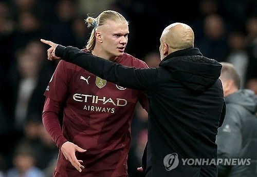 손흥민이 후반 교체 출전했으나 토트넘 홋스퍼의 패배를 막지 못했다. 27일(한국시간) 맨체스터 시티와의 경기에서 후반 22분 교체 투입된 손흥민은 브레넌 존슨의 패스를 받아 골문 앞 슈팅을 때렸으나 골키퍼 선방에 막히며 침묵했다. 토트넘은 전반 12분 엘링 홀란에게 결승골을 내주고 0-1로 패했다. 연합뉴스