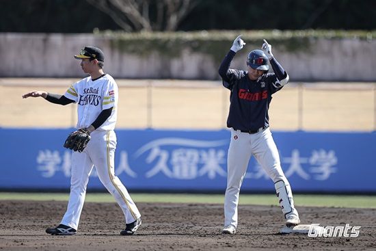 롯데 자이언츠 내야수 손호영이 지난 26일 일본 미야자키 아이비구장에서 열린 구춘대회 소프트뱅크전에 출전해 3안타 2타점 맹타를 휘둘러 팀 승리에 이바지했다. 롯데 자이언츠