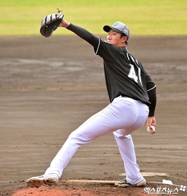 KT 위즈 신인 투수 김동현이 26일 일본 오키나와 고친다 구장에서 열린 스프링캠프 한화 이글스와의 연습경기에 선발 등판해 역투하고 있다. 일본 오키나와, 김한준 기자