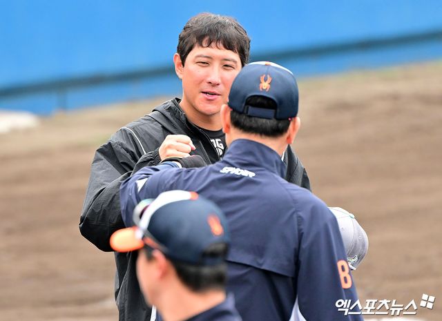 KT 위즈 황재균이 26일 일본 오키나와 고친다 구장에서 한화 이글스와 연습경기를 앞두고 대화를 나누고 있다. 일본 오키나와, 김한준 기자
