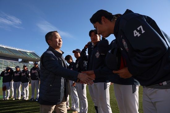 두산 베어스 박정원 구단주가 미야자키를 방문해 두산 선수단을 격려했다. 두산 베어스