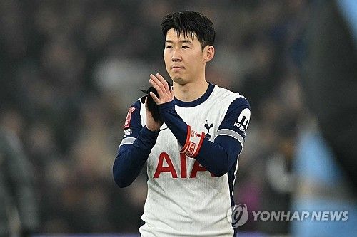 손흥민이 사우디아라비아 구단, 맨체스터 유나이티드 이적설에 휩싸인 가운데 그를 지난해 말부터 심층 취재하고 있는 ESPN 제임스 올리 기자는 손흥민이 2023년 여름 해리 케인 이적 뒤 영향력이 떨어졌다며 토트넘이 손흥민 망치고 있다고 주장했다. 이후 토트넘이 손흥민을 제대로 활용할 수 있는 짝을 찾아주지 못했다는 의견이다. 연합뉴스