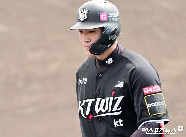 KT 위즈 포수 강현우가 26일 일본 오키나와 고친다 구장에서 열린 스프링캠프 연습경기 한화 이글스전에서 안타를 친 뒤 미소 짓고 있다. 일본 오키나와, 김한준 기자