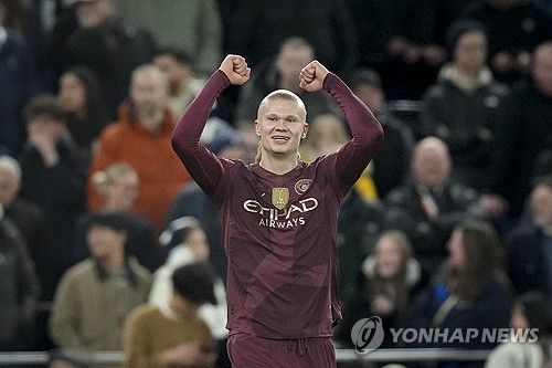 손흥민이 후반 교체 출전했으나 토트넘 홋스퍼의 패배를 막지 못했다. 27일(한국시간) 맨체스터 시티와의 경기에서 후반 22분 교체 투입된 손흥민은 브레넌 존슨의 패스를 받아 골문 앞 슈팅을 때렸으나 골키퍼 선방에 막히며 침묵했다. 토트넘은 전반 12분 엘링 홀란에게 결승골을 내주고 0-1로 패했다. 연합뉴스