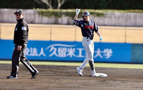 롯데 자이언츠가 26일 일본 미야자키 아이비구장에서 소프트뱅크 호크스를 꺾고 구춘대회 첫 승을 거뒀다. 롯데 자이언츠