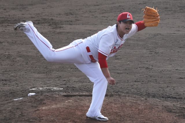 SSG 랜더스는 27일 일본 오키나와 고친다구장에서 열린 한화 이글스와의 연습경기에서 7-0 완승을 거뒀다. 김민이 투구를 하고 있다. SSG 랜더스