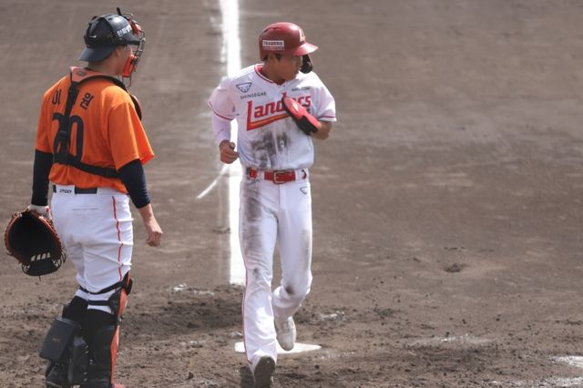 SSG 랜더스는 27일 일본 오키나와 고친다구장에서 열린 한화 이글스와의 연습경기에서 7-0 완승을 거뒀다. 박지환이 득점을 하고 있다. SSG 랜더스