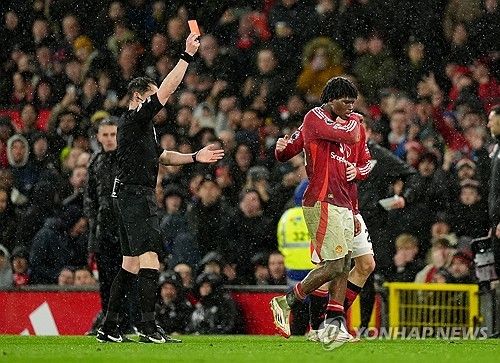 맨유가 27일(한국시간) 영국 맨체스터에 있는 올드 트래포드에서 열린 입스위치 타운과의 2024-2025시즌 프리미어리그 27라운드 맞대결에서 3-2로 승리했다.&nbsp;맨유는 앞선 3경기에서 무승(1무 2패)으로 부진했지만 다시 4경기 만에 승리를 가져왔다. 비록 강등권 팀 상대 승리지만 맨유는 분위기 반전에 성공했다. 연합뉴스