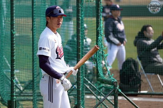 두산 베어스 외야수 김민석이 오는 3월 2일 친정 롯데 자이언츠와 첫 맞대결을 펼칠 예정이다. 두산 베어스