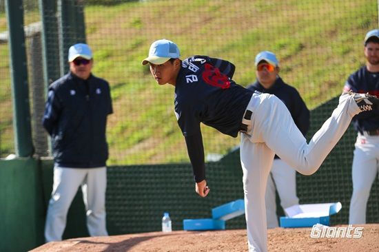 롯데 자이언츠 신인 투수 김태현이 27일 오릭스전에서 첫 실전 등판에 나서 1이닝 1탈삼진 1볼넷 무실점을 기록했다. 롯데 자이언츠
