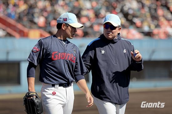 롯데 자이언츠 투수 김진욱이 26일 구춘대회 소프트뱅크전에 선발 등판해 3이닝 무실점 호투로 팀 6-1 승리에 이바지했다. 롯데 자이언츠