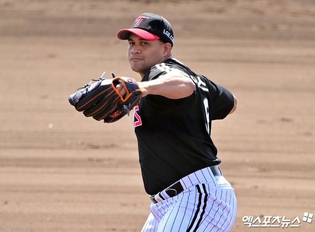 LG 투수 치리노스는 27일 오키나와 킨 스타디움에서 열린 KIA와 연습경기에 선발 등판했다. 2이닝 퍼펙트 투구로 산뜻한 시즌 출발을 알렸다. 오키나와, 김한준 기자