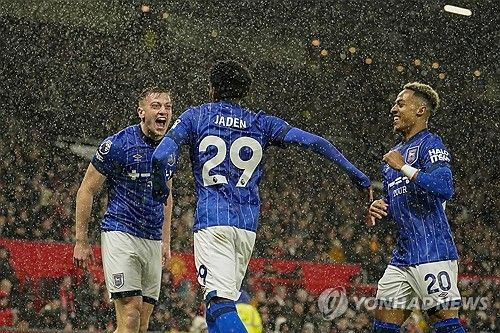 맨유가 27일(한국시간) 영국 맨체스터에 있는 올드 트래포드에서 열린 입스위치 타운과의 2024-2025시즌 프리미어리그 27라운드 맞대결에서 3-2로 승리했다.&nbsp;맨유는 앞선 3경기에서 무승(1무 2패)으로 부진했지만 다시 4경기 만에 승리를 가져왔다. 비록 강등권 팀 상대 승리지만 맨유는 분위기 반전에 성공했다. 연합뉴스