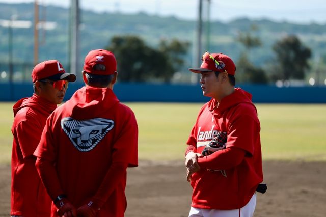 27일 일본 오키나와 고친다구장에서 열린 SSG 랜더스와의 한화 이글스의 연습경기, 경기가 열리기 전 추신수 구단주 보좌역 겸 육성총괄이 스태프들과 대화를 하고 있다. SSG 랜더스