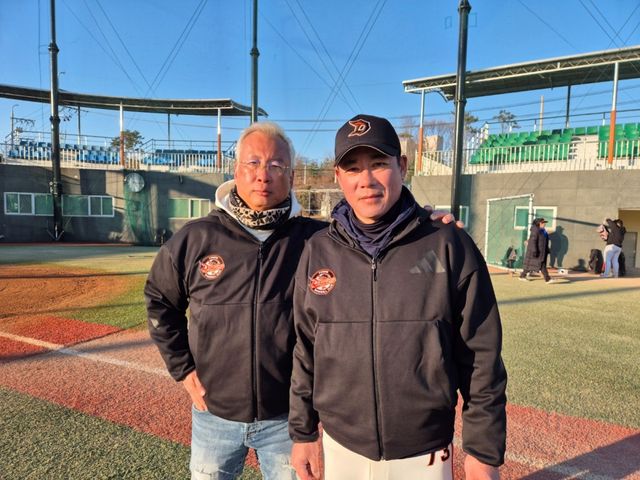 올해 독립야구단 경기도리그에 참가하게 된 용인 드래곤즈가 부산광역시 기장군에서 전지훈련을 진행하고 있다. 26일에는 마산야구장에서 NC 다이노스 퓨처스팀과 평가전을 진행했다. 왼쪽부터 김석원 구단주, 최기문 감독. 용인 드래곤즈