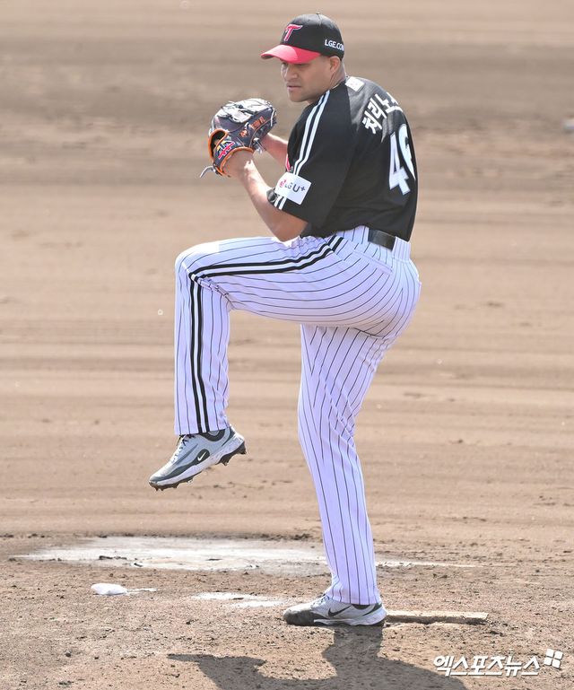 LG 투수 치리노스는 27일 오키나와 킨 스타디움에서 열린 KIA와 연습경기에 선발 등판했다. 2이닝 퍼펙트 투구로 산뜻한 시즌 출발을 알렸다. 오키나와, 김한준 기자