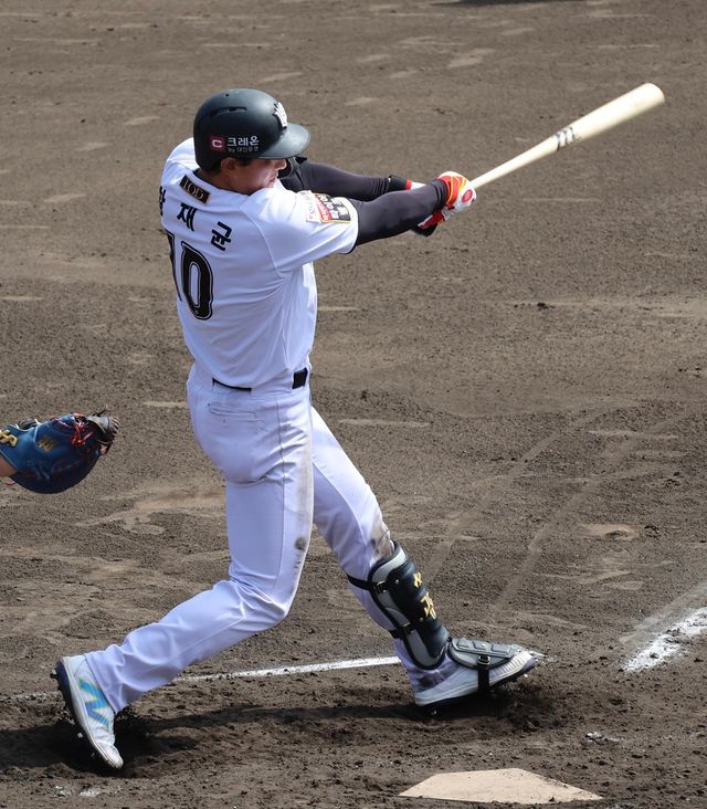 KT 위즈 황재균이 27일 일본 오키나와 온나손의 아카마 구장에서 열린 스프링캠프 연습경기 삼성 라이온즈전에 출전해 타격하고 있다. KT 위즈
